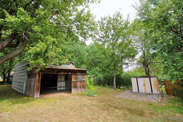 view of yard with an outbuilding