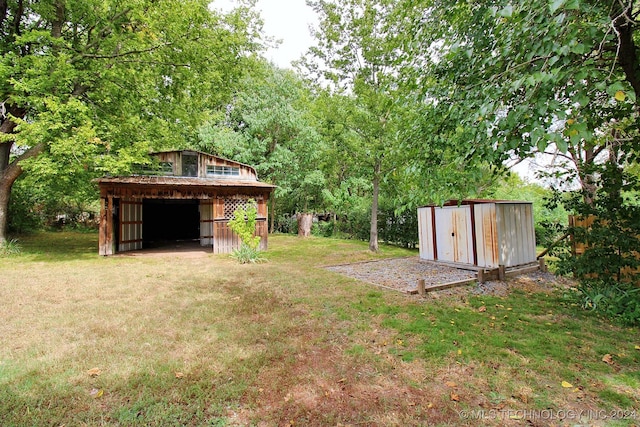 view of yard with a storage shed