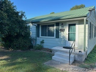 view of front facade featuring a front yard