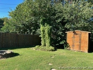 view of yard with a storage unit