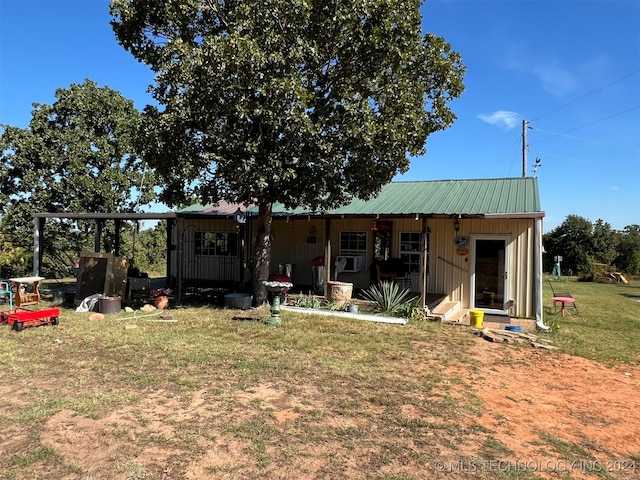 back of house featuring a yard