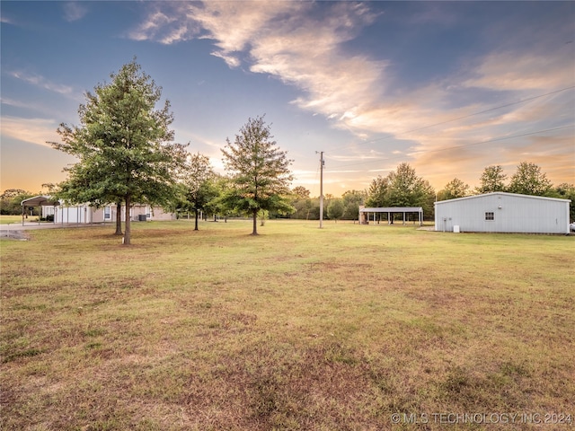 view of yard at dusk