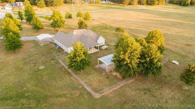 birds eye view of property featuring a rural view