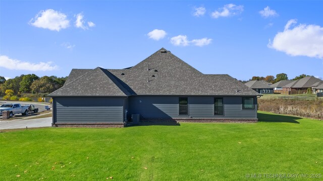 back of house featuring a lawn