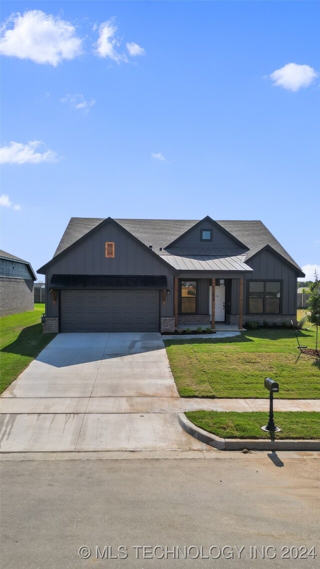 view of front of house featuring a front yard and a garage