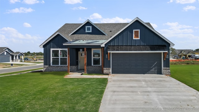 view of front facade featuring a front yard and a garage