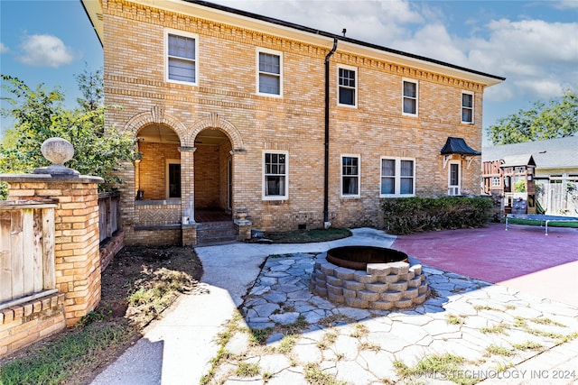 view of front of house featuring a patio and an outdoor fire pit