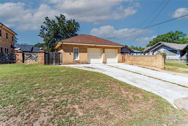 view of front of property featuring a garage and a front yard