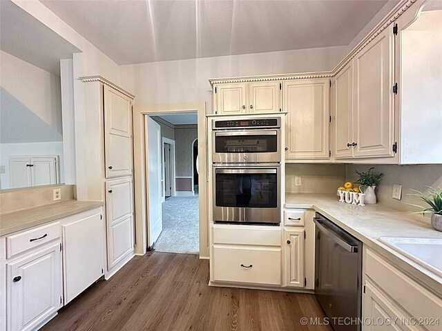 420 K St SW, Ardmore, OK 73401 - kitchen featuring stainless steel appliances, dark wood-style floors, and light countertops