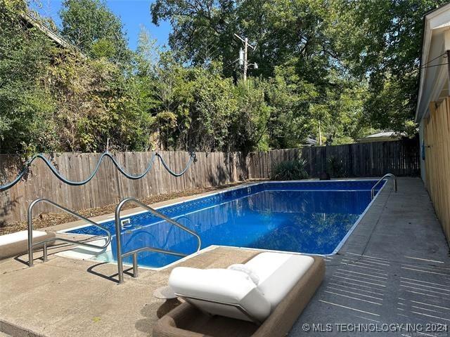 view of swimming pool