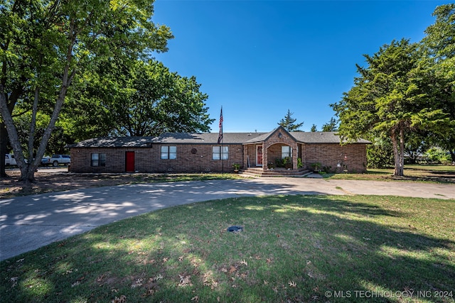 single story home with a front yard