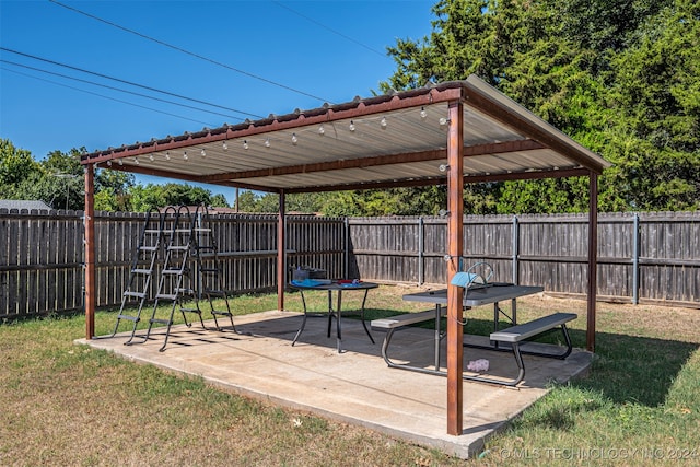 view of yard featuring a patio area