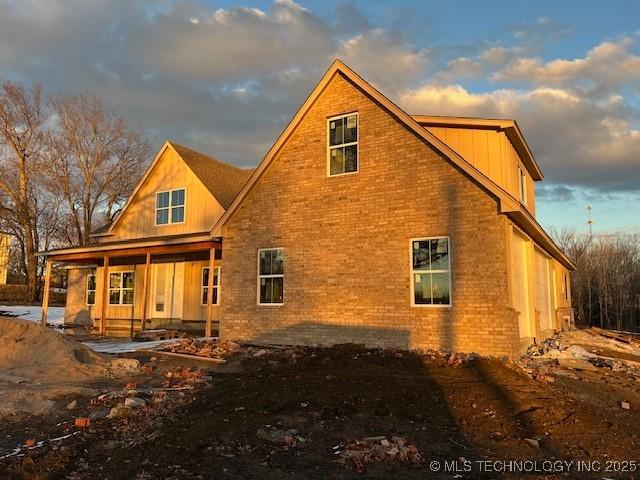 view of back house at dusk