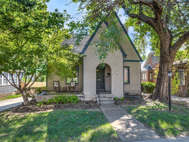 view of front of property featuring a front yard