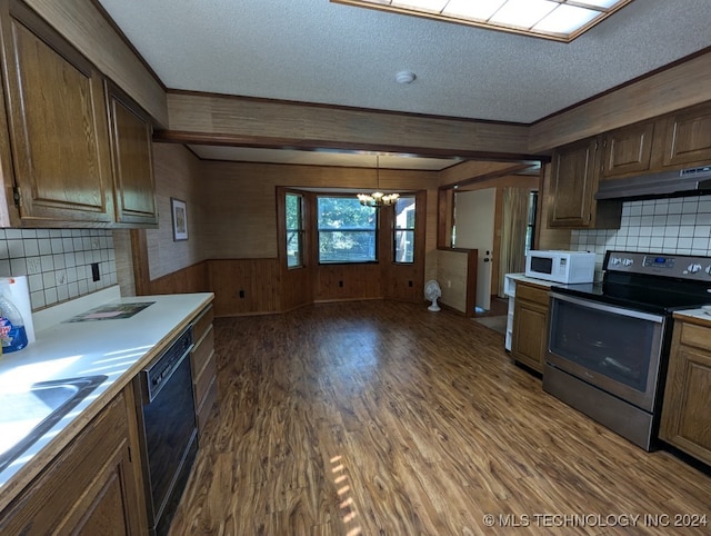 kitchen with decorative backsplash, electric stove, dark hardwood / wood-style floors, and a chandelier