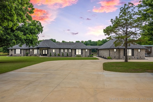 view of front of house featuring a yard