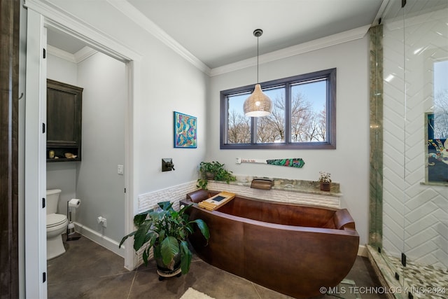 bathroom featuring crown molding, a freestanding tub, toilet, and baseboards