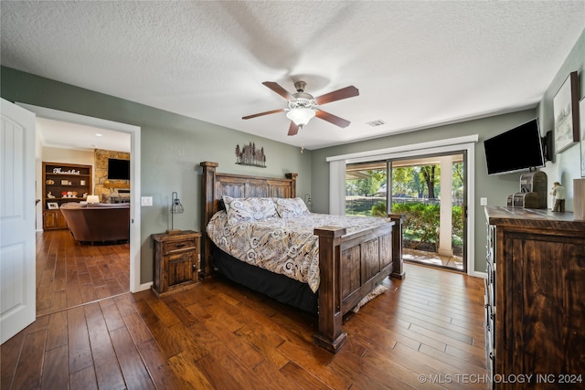 bedroom featuring a textured ceiling, dark hardwood / wood-style floors, and ceiling fan