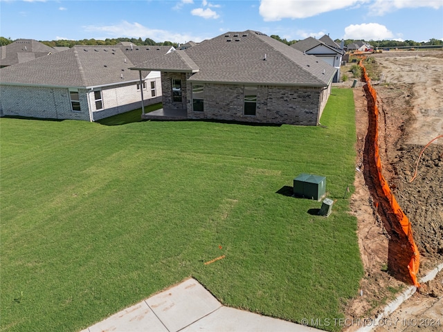 view of yard featuring a patio area