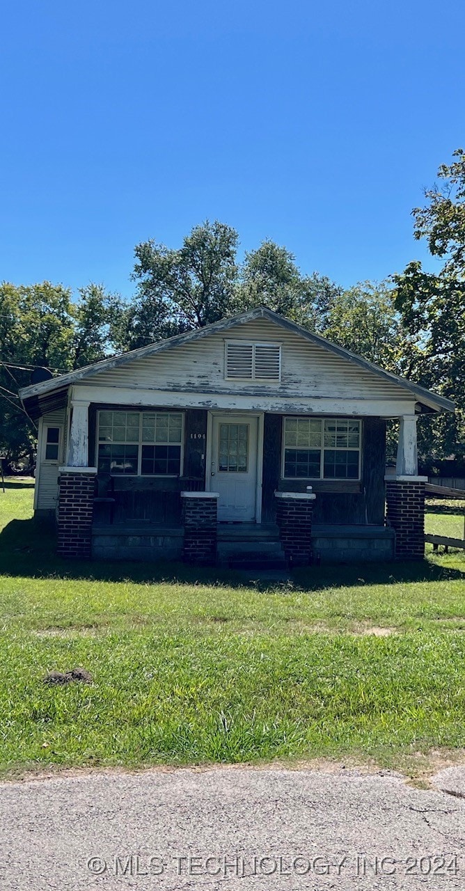 view of front of property featuring a front lawn and central AC unit