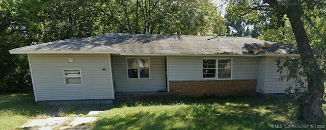 view of front facade featuring brick siding and a front yard