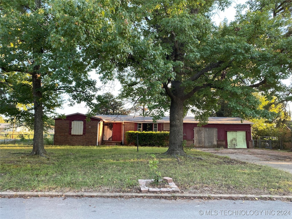 single story home with a front lawn