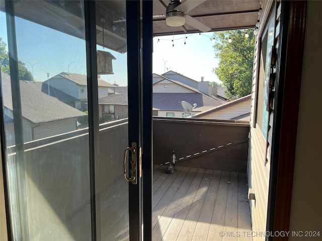 sunroom / solarium featuring ceiling fan