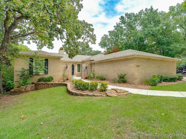 ranch-style house featuring a front yard