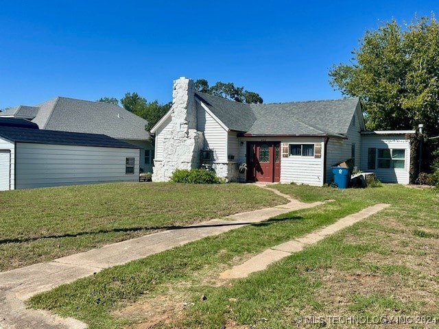 view of front of property featuring a front yard