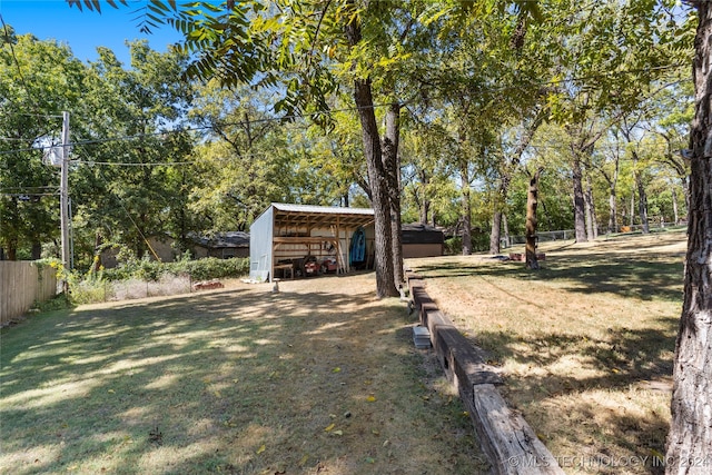 view of yard featuring an outdoor structure