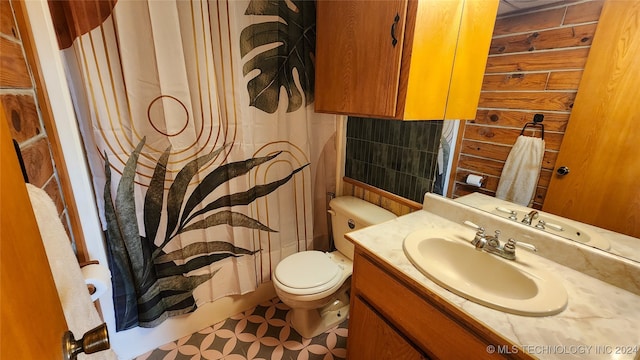 full bathroom with shower / bath combo with shower curtain, vanity, and toilet