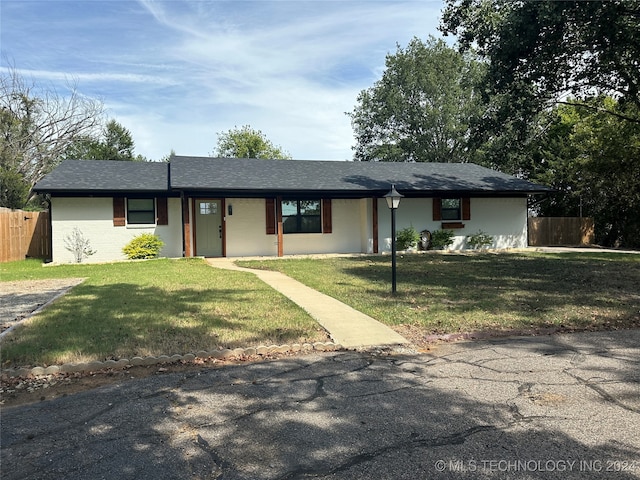 ranch-style home with a front yard