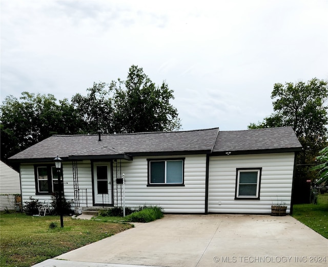 ranch-style home featuring a front yard