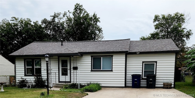 view of front of house featuring a front yard