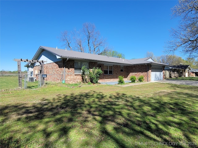 ranch-style house featuring a front lawn and a garage