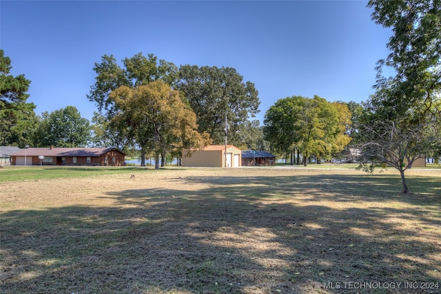 view of yard with an outbuilding