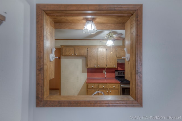 kitchen with ceiling fan, sink, backsplash, and black electric range