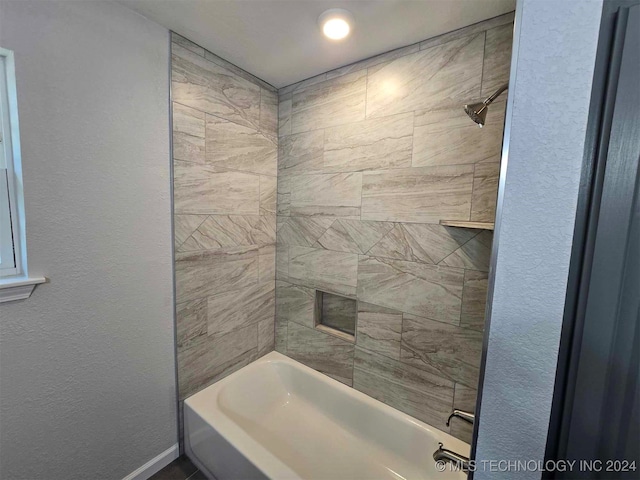 bathroom featuring tiled shower / bath combo