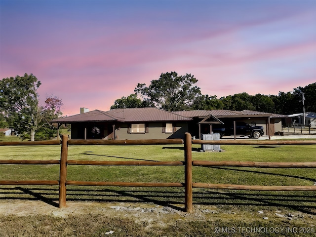 view of front of property featuring a lawn