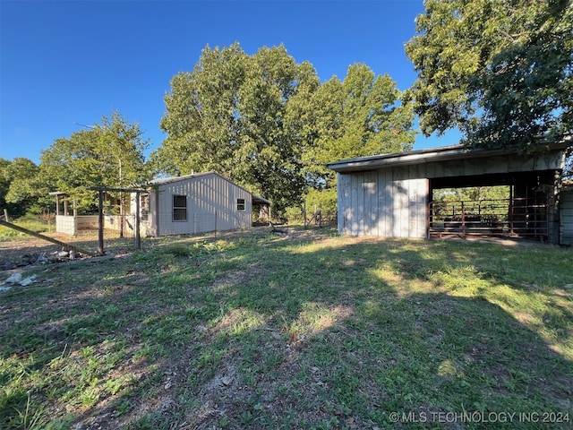 view of yard with an outdoor structure