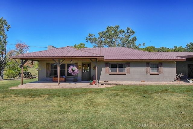 view of front of home featuring a patio area and a front yard