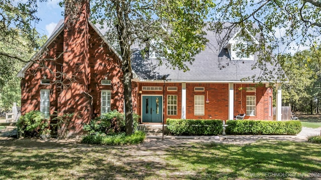 view of front facade with a front lawn