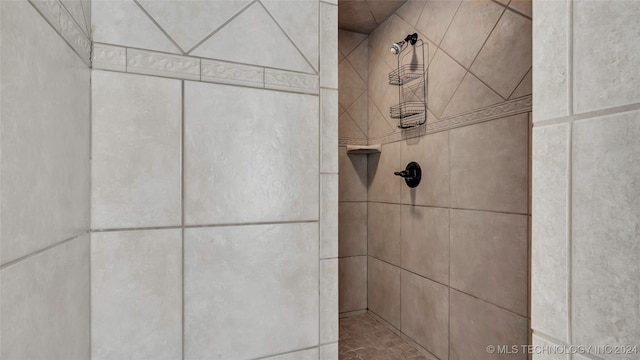 details featuring tiled shower