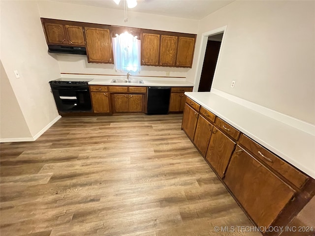 kitchen with light wood-type flooring, black appliances, sink, and ceiling fan