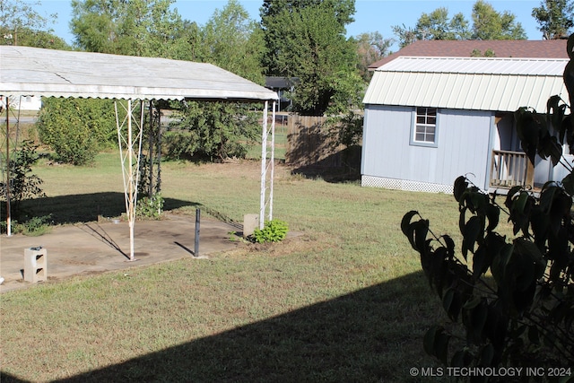 view of yard with a shed