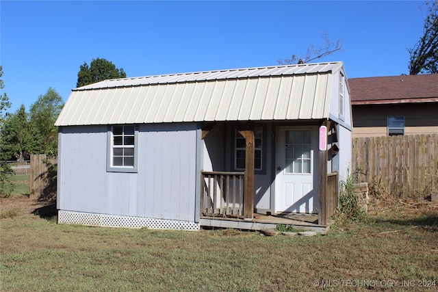 view of outdoor structure featuring a yard