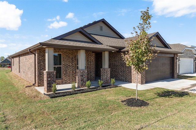 view of front of house featuring a front lawn and a garage