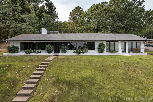 view of front of property featuring a front lawn