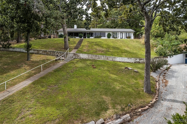 view of front of property featuring a front yard