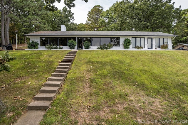 view of front of house featuring a front lawn